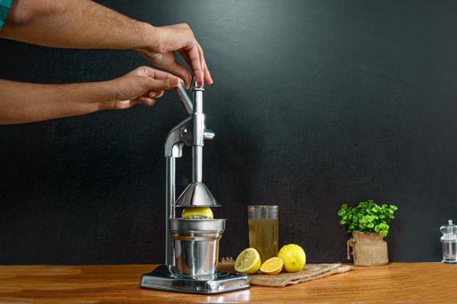 Steel manual clearance juicer